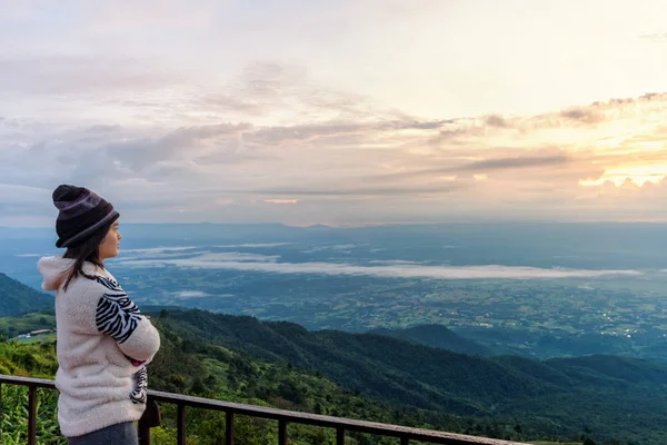 Mulher Turista Vestido Camisola Assistindo Bela Paisagem Natural Floresta Montanha — Fotografia de Stock