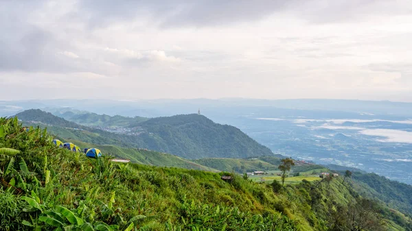 高ペッチャブーン県タイ ワイド スクリーンのプー ドンタップ バーク アトラクションで丘の上の視点で朝の山の空と森の美しい自然の風景を見る — ストック写真