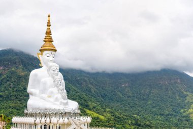 Buda heykelinin dağda, doğayla çevrili, Pha Sorn Kaew Tapınağı 'nda bulut örtüsü bulunan büyük, beyaz bir bedeni vardır.