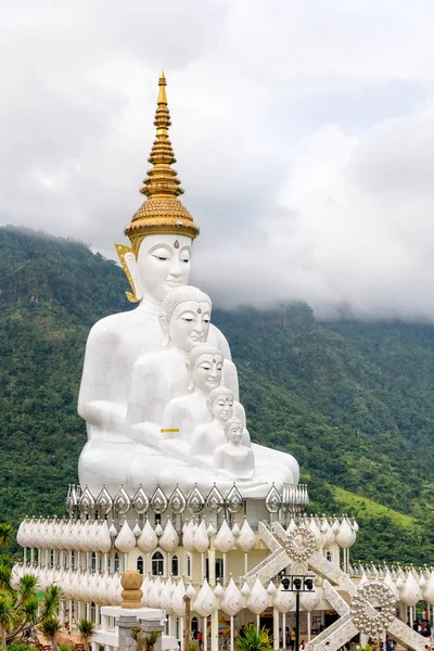 仏像は 大規模な白い5つのボディを持っています山の上に雲霧のカバーと自然に囲まれてワットプラでそのPhaのソンカウ寺院は カオホー Phetchabun タイの観光スポットです — ストック写真