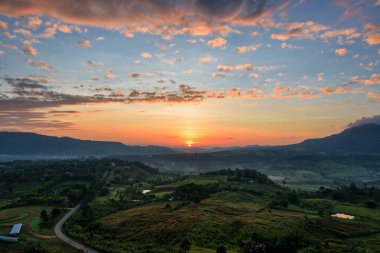 Güzel doğa manzara renkli gökyüzü ve gündoğumu sırasında Dağları, Khao Takhian STK View Point, Khao Kho konumlar: Phetchabun, Thailand