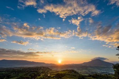 Güzel doğa manzara renkli gökyüzü ve gündoğumu sırasında Dağları, Khao Takhian STK View Point, Khao Kho konumlar: Phetchabun, Thailand
