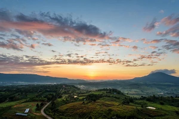 在泰国碧差汶府的考考景点 考考景点 日出时五颜六色的天空和山脉的美丽自然景观 — 图库照片