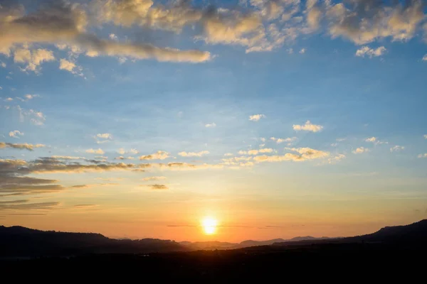 シルエットのカラフルな空や山々 の美しい自然景観を背景に日の出 — ストック写真