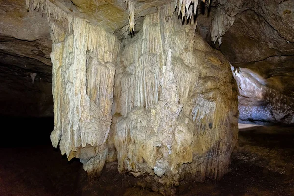 Stalactite and stalagmite in Crocodile Cave on Koh Tarutao — Stock Photo, Image
