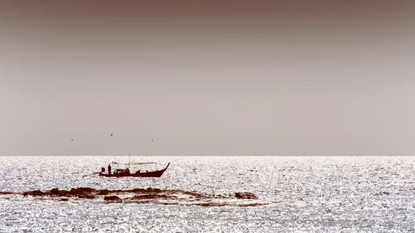 セピア色のシルエット ネイティブ漁船 — ストック写真