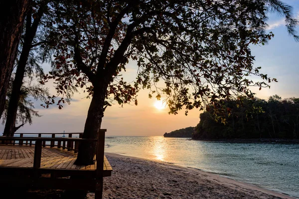 Západ slunce nad mořem na ostrov Tarutao, Thajsko — Stock fotografie