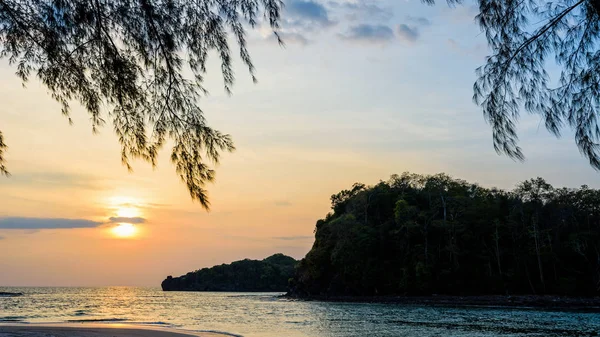 Sonnenuntergang über dem Meer auf der Insel Tarutao, Thailand — Stockfoto