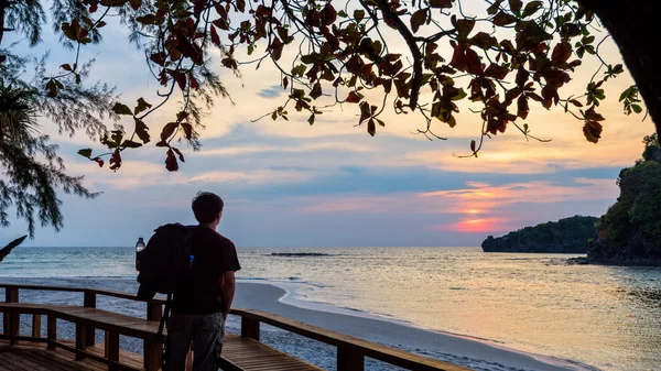 Reisende beim Blick auf den Sonnenuntergang auf der Insel Tarutao, Thailand — Stockfoto