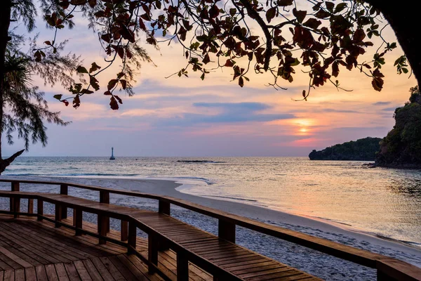 Sonnenuntergang über dem Meer auf der Insel Tarutao, Thailand — Stockfoto