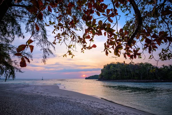Pôr do sol sobre o mar na ilha de Tarutao, Tailândia — Fotografia de Stock
