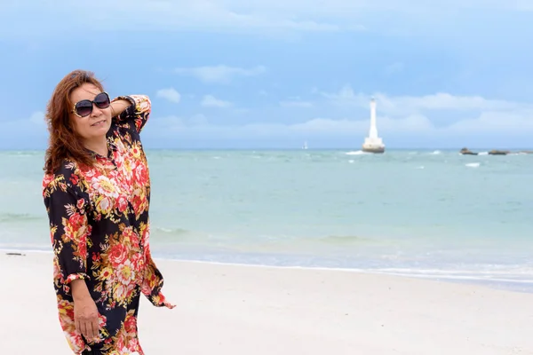 Femme d'âge moyen sur la plage en Thaïlande — Photo