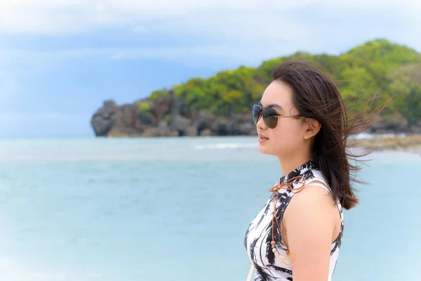 Femme touriste sur la plage en Thaïlande — Photo