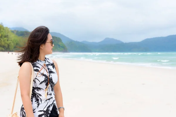 Žena turistů na pláži v Thajsku — Stock fotografie