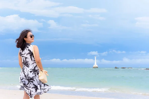 Femme touriste sur la plage en Thaïlande — Photo