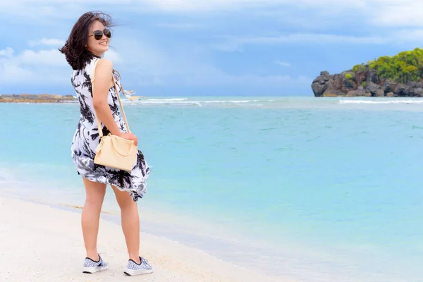 Mignon adolescent fille touriste sur la plage en Thaïlande — Photo