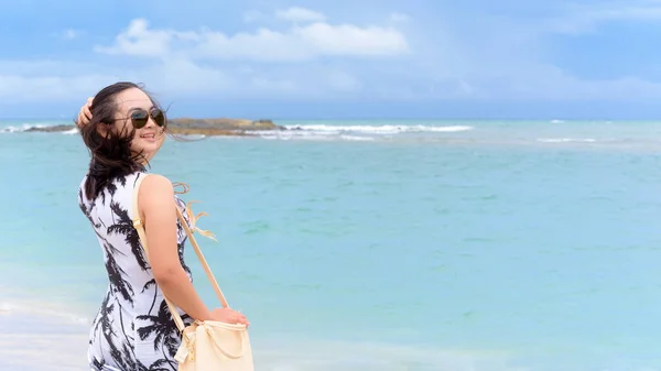 Femme touriste sur la plage en Thaïlande — Photo