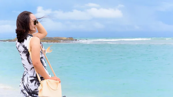 Femme touriste sur la plage en Thaïlande — Photo