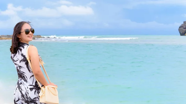 Femme touriste sur la plage en Thaïlande — Photo