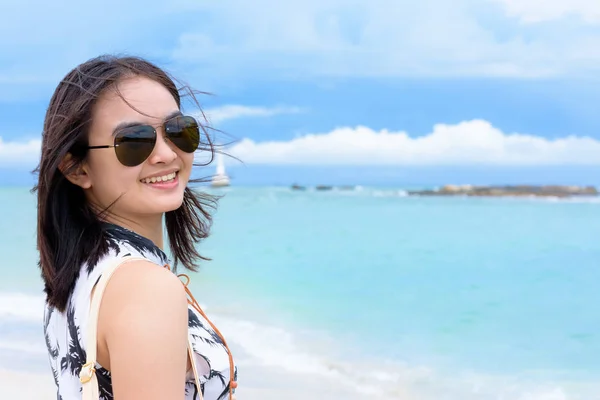 Belle touriste femme sur la plage en Thaïlande — Photo