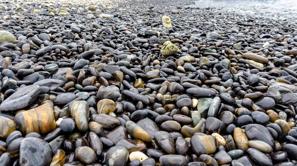 Neobvyklý černý rock na ostrově Ko Hin Ngam, Thajsko — Stock fotografie