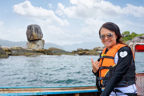 Mulher no barco em Ko Hin Sorn ilha na Tailândia — Fotografia de Stock