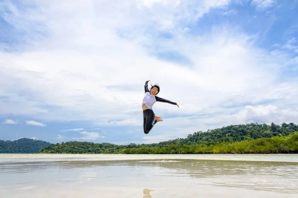 Feliz asiático mujer saltar divertido en la playa — Foto de Stock