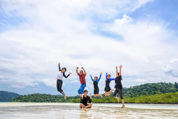 Happy family jumping together on the beach, Thaïlande — Photo