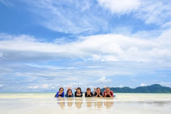 Familia feliz acostados juntos en la playa, Tailandia — Foto de Stock