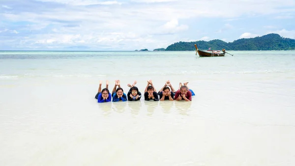 Gelukkige familie liggen samen op het strand, Thailand — Stockfoto