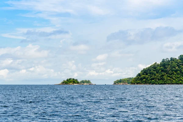 Koh Rockroy est une petite île avec récif corallien plongée tuba, Th — Photo