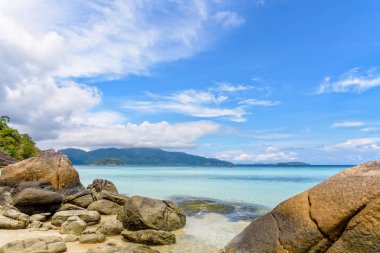 Ko Ra Wi adasında deniz ve plaj, Tayland