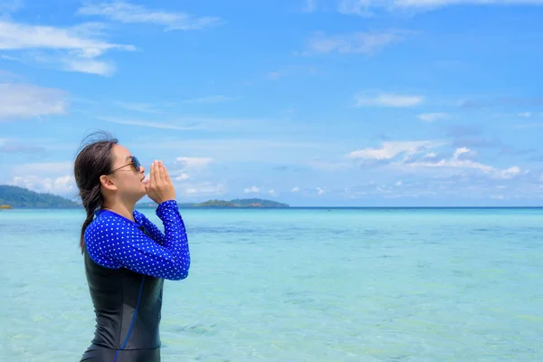 Asian kobieta krzyczy z rąk na morzu w lecie, Tajlandia — Zdjęcie stockowe