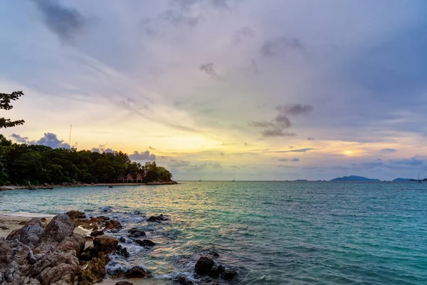 Sonnenuntergang über dem Meer im Sommer auf der Insel Koh Lipe, Thailand — Stockfoto