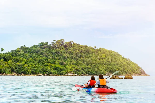 Madre e hija viajan en kayak en Ko Lipe, Tailandia —  Fotos de Stock