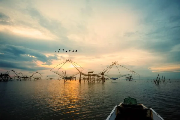 Landdistrikterne livsstil på Pakpra kanalen under solopgang i Thailand - Stock-foto