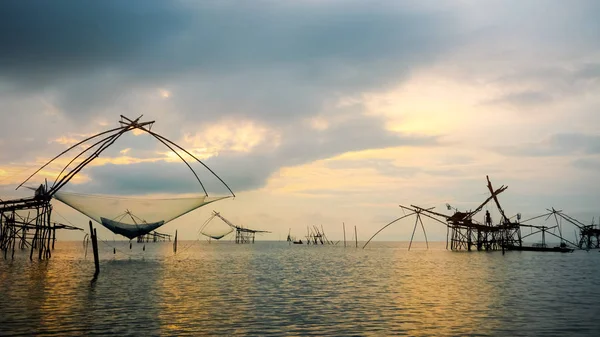 Fisherman are fishing at Pakpra canal during sunrise rural lifes — Stock Photo, Image