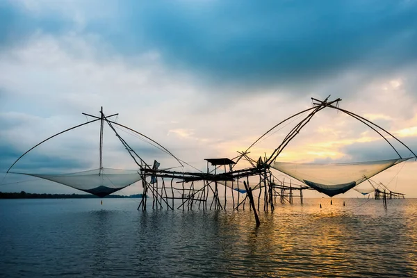 Estilo de vida rural en el canal Pakpra durante el amanecer en Tailandia —  Fotos de Stock