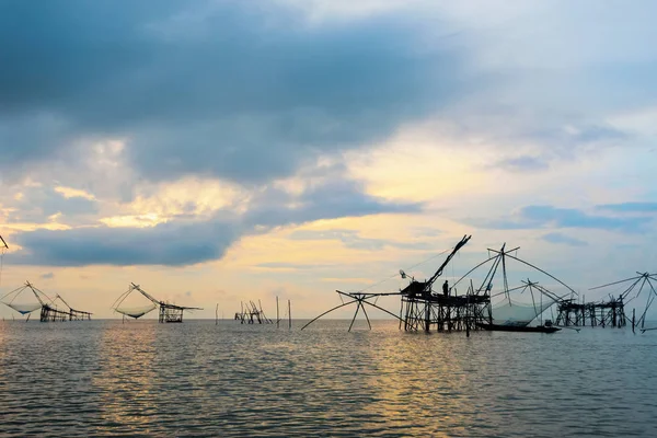 Fischer fischen bei Sonnenaufgang am Pakpra-Kanal — Stockfoto