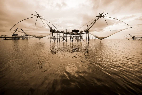 Foto antigua herramienta de pesca local en sepia estilo vintage cálido, Thaila —  Fotos de Stock