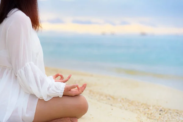 Mujer joven asiática practicando yoga en la playa — Foto de Stock