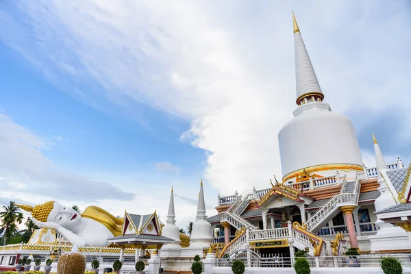 Gran pagoda blanca en Wat That Noi en Tailandia —  Fotos de Stock
