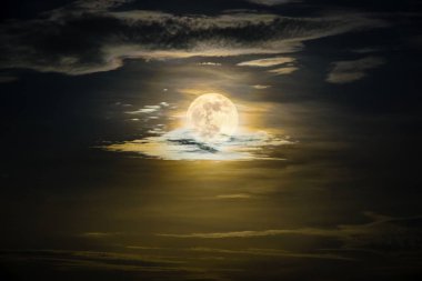 Gece altın gökyüzünde dolunay