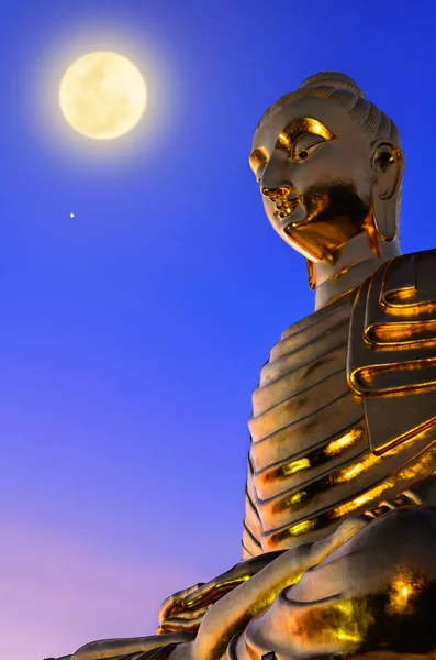 Boeddhabeeld bij Nachtscène heeft een volle maan — Stockfoto