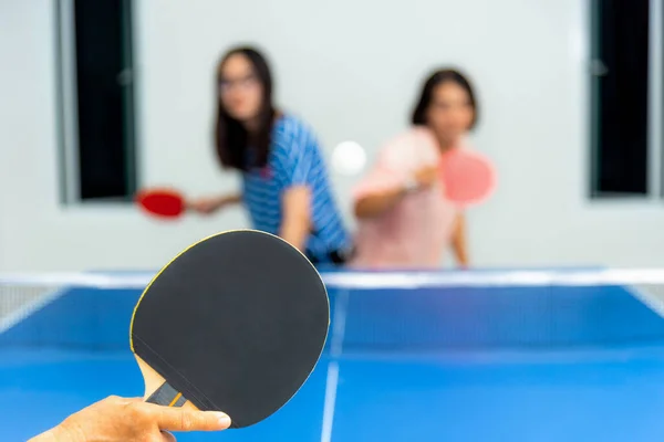 Asiatisches Familienvergnügen Beim Tischtennis Oder Tischtennisplatten Indoor Spiel Mit Sportlichen — Stockfoto