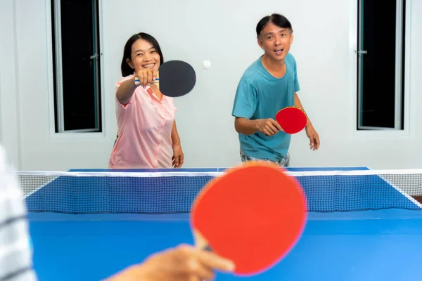 Pareja Diversión Activa Jugando Tenis Mesa Ping Pong Interior Junto — Foto de Stock