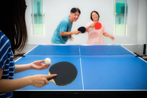 Paar Leuke Tafeltennis Pingpong Indoor Samen Vrije Tijd Met Concurreren Rechtenvrije Stockfoto's