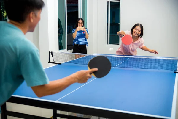 Par Diversión Jugando Tenis Mesa Ping Pong Interiores Junto Ocio — Foto de Stock