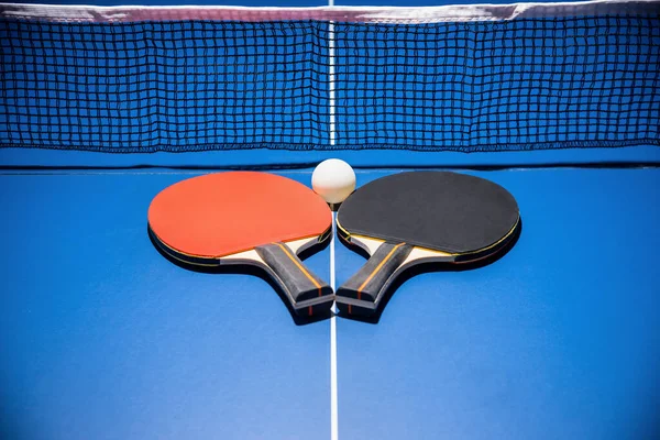 Raquete Tênis Mesa Preto Vermelho Uma Bola Branca Mesa Ping — Fotografia de Stock