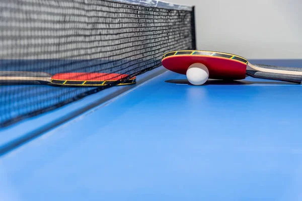 Red Raqueta Tenis Mesa Una Bola Blanca Mesa Ping Pong — Foto de Stock